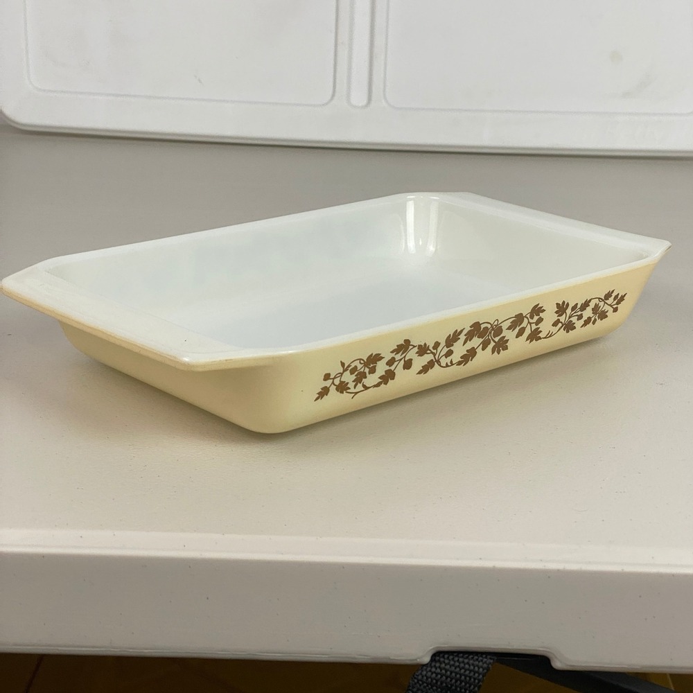 VTG Pyrex Golden Acorn 548-B 1.25 QT Casserole Dish Cream Brown Milk Glass USA